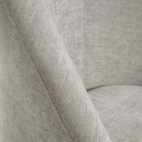 Butaca gris perla con brazos de chenilla y madera