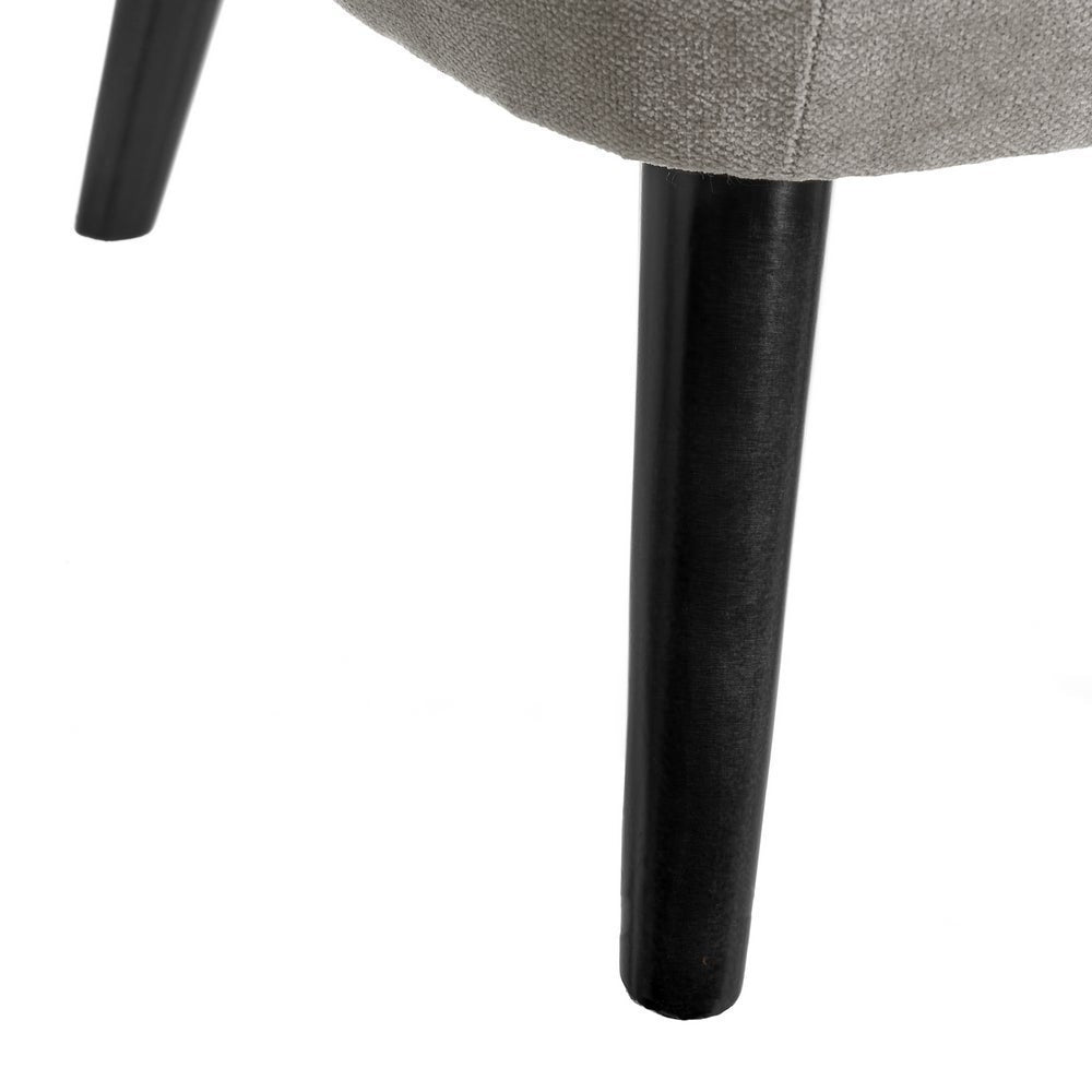 Butaca gris perla con brazos de chenilla y madera
