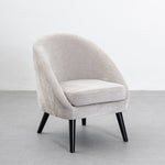 Sillón de chenilla gris claro con patas de madera de catalpa para salón