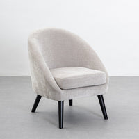 Butaca gris perla con brazos de chenilla y madera