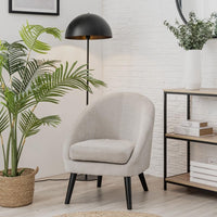 Butaca gris perla con brazos de chenilla y madera