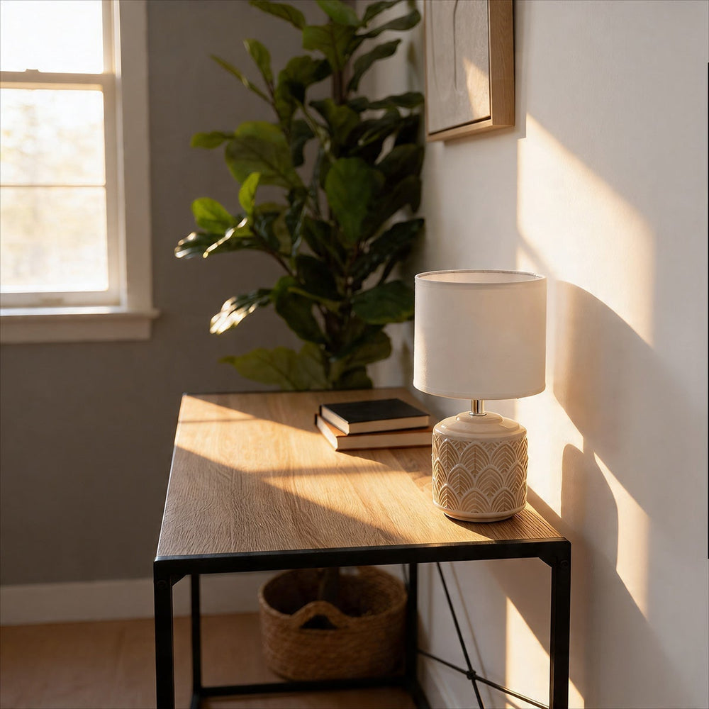 Lámpara de mesa de cerámica beige y pantalla blanca de 15x28 cm