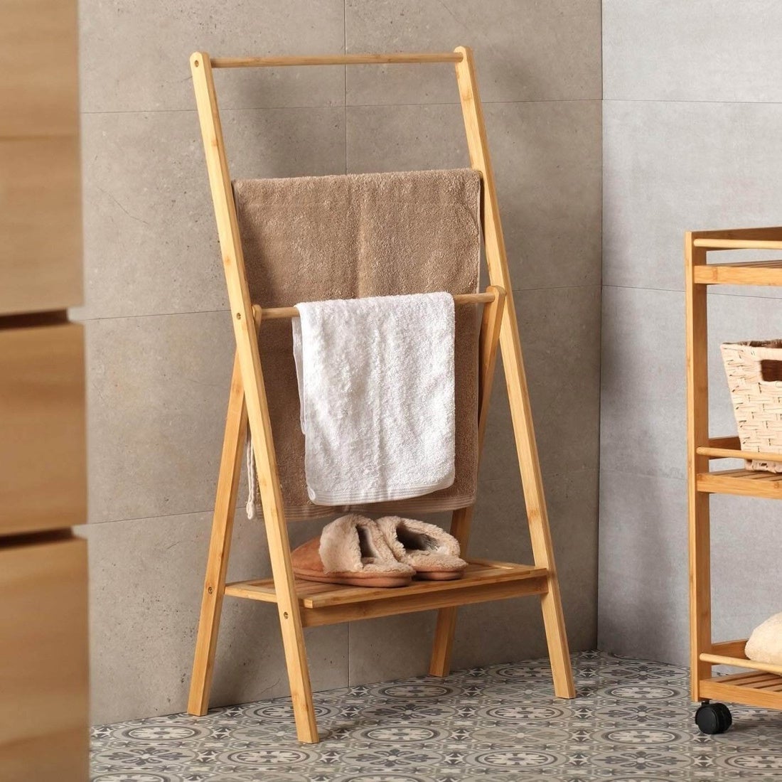 Toallero de pie triple de madera de bambú natural, medidas de 100x53x30cm