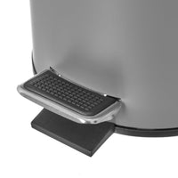 Papelera de pedal gris de bambú y metal de 3 litros
