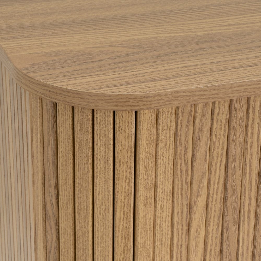 Aparador auxiliar de MDF color roble con puertas persiana de 140x40x81 cm