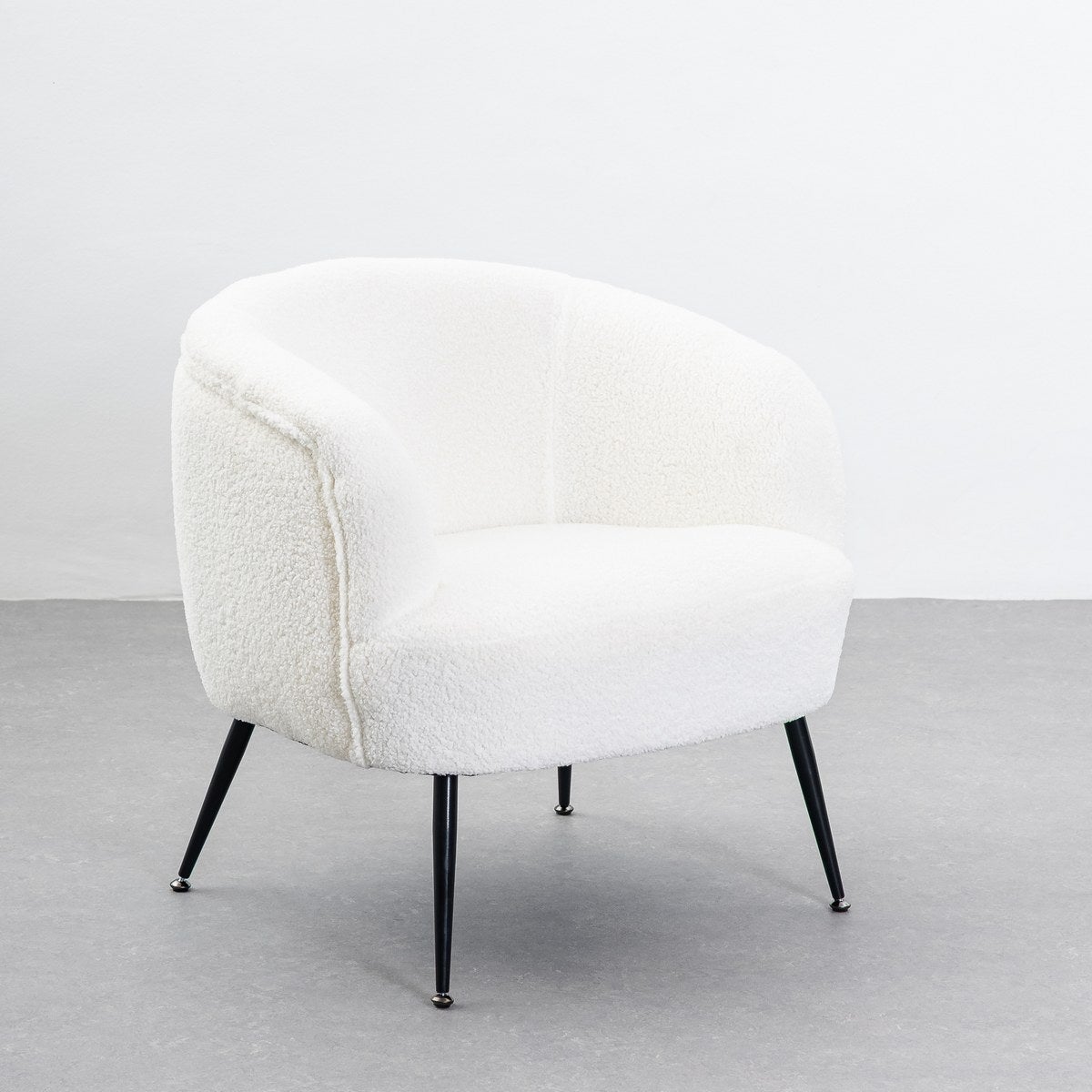 Sillón butaca redondo con brazos blanco de tela de borreguito para salón