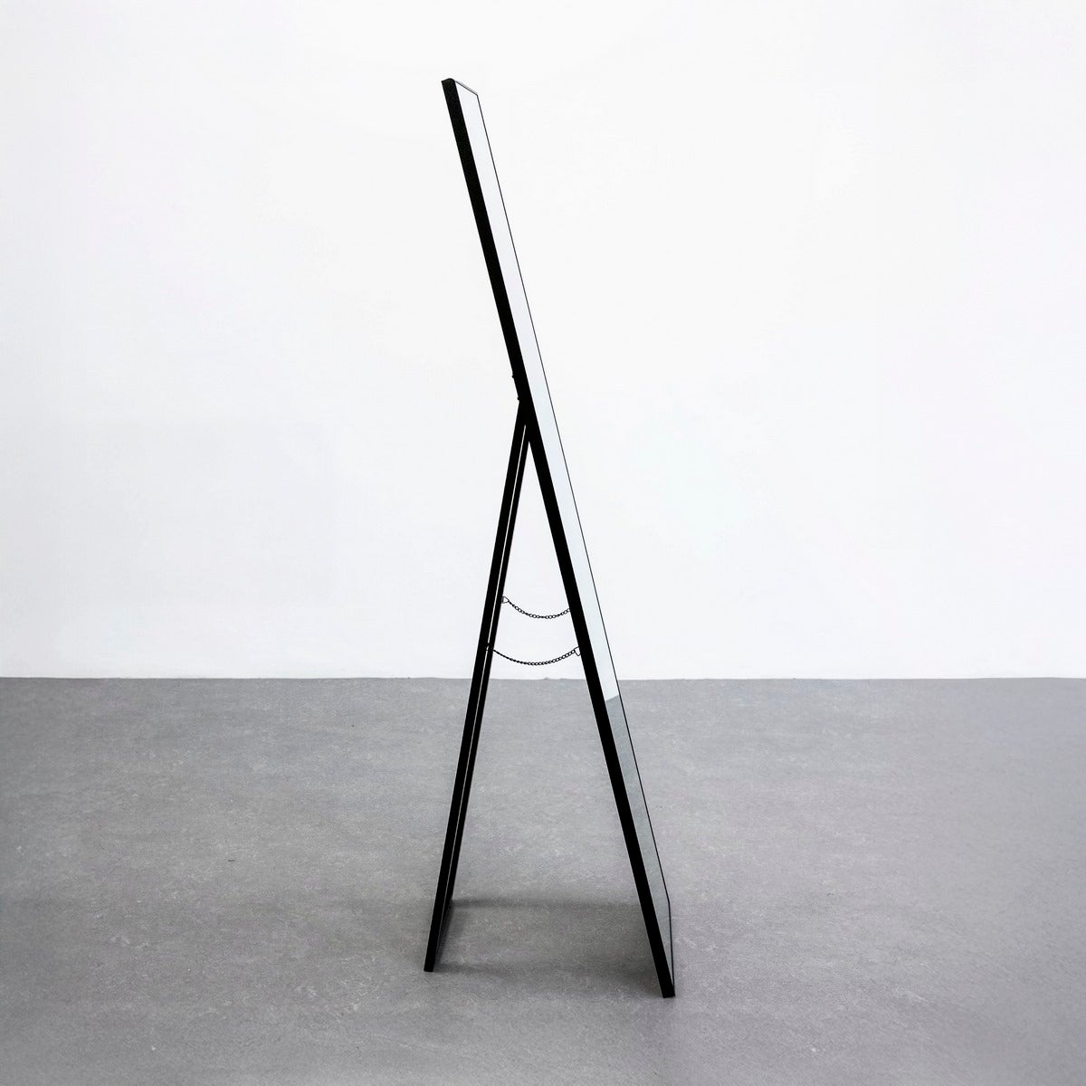 Espejo de pie vestidor negro con moldura y pie plegable de 151 cm