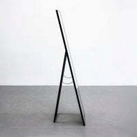 Espejo de pie vestidor negro con moldura y pie plegable de 151 cm
