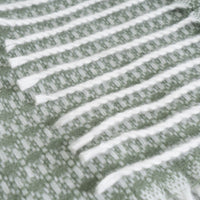 Manta de poliéster verde de 130x160 cm con flecos 200 gr/m2