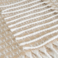 Manta de poliéster beige de 130x160 cm con flecos 200 gr/m2