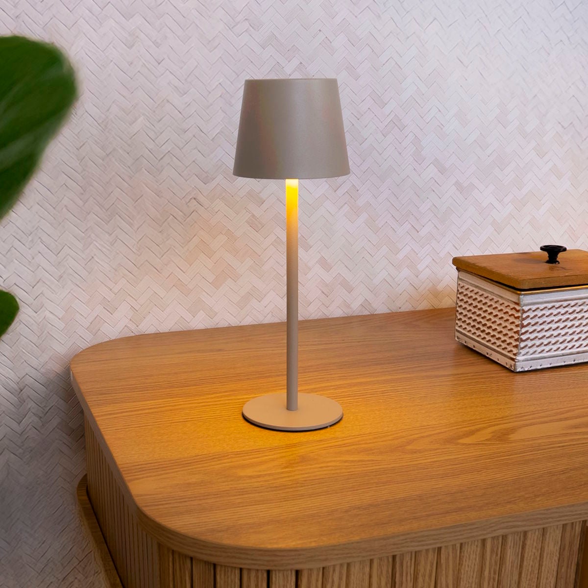 Candeeiro LED regulável e recarregável de metal bege de 3W de 9x9x27 cm