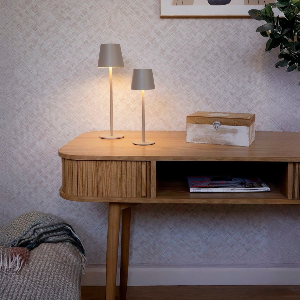 Lámpara LED regulable y recargable de metal beige de 3W de 11x11x37 cm
