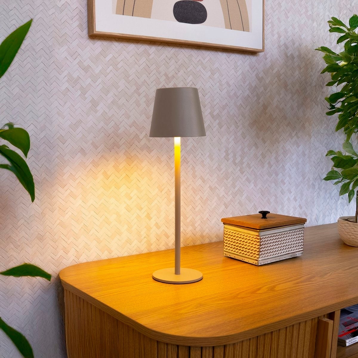 Lámpara LED regulable y recargable de metal beige de 3W de 11x11x37 cm