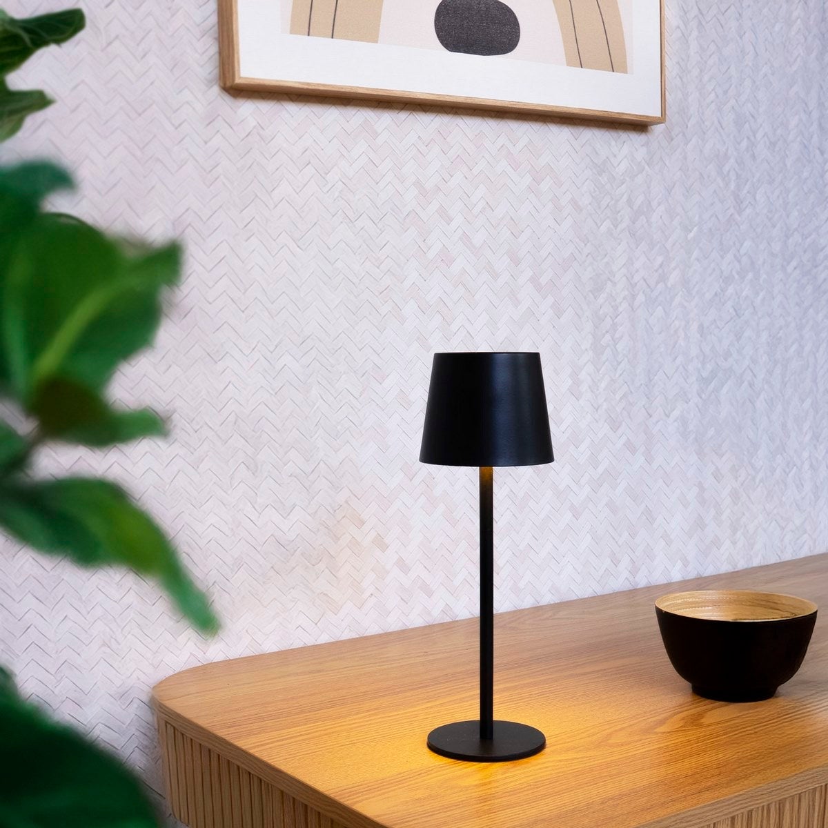 Lámpara LED regulable y recargable de metal negro de 3W de 9x9x27 cm