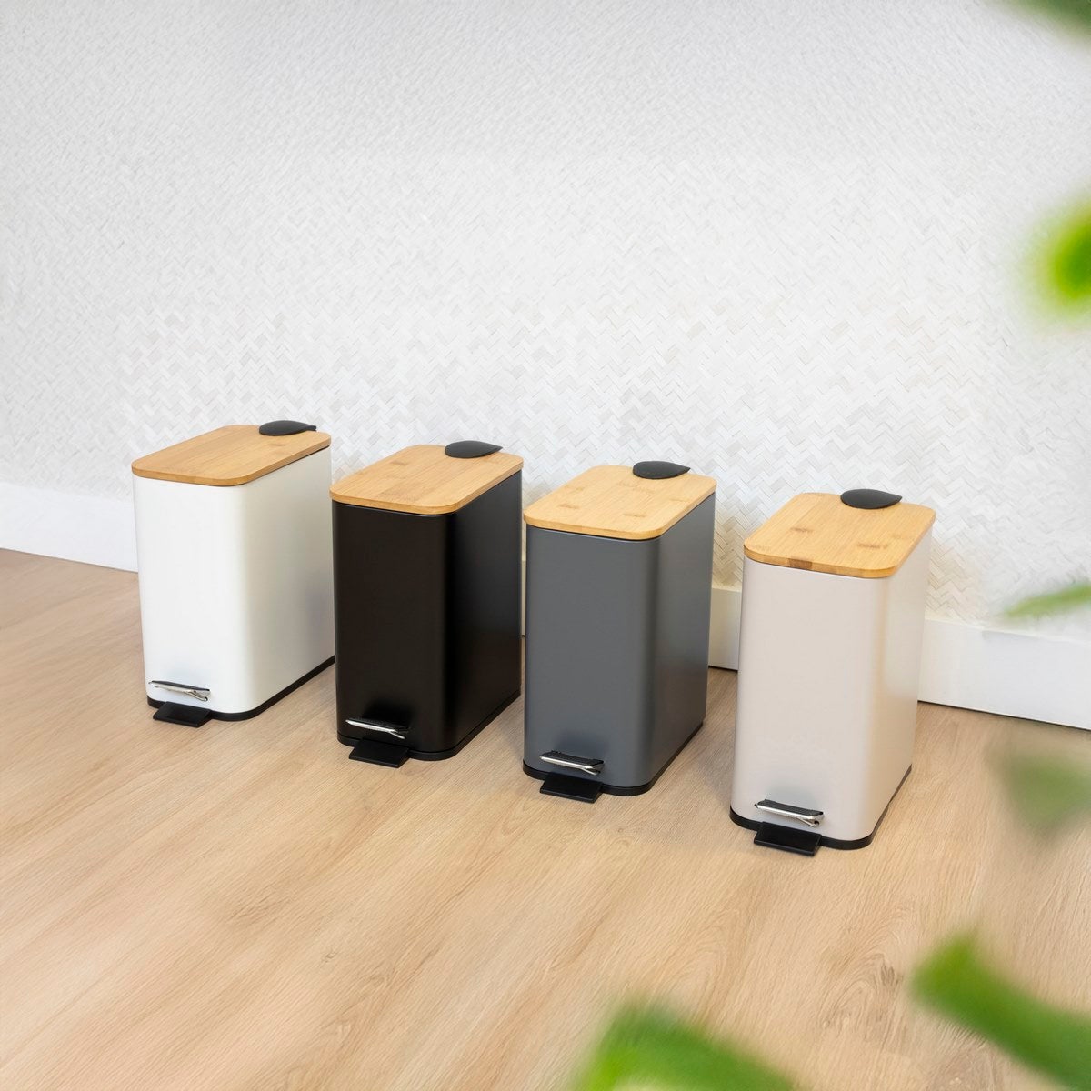 Balde do lixo retangular de pedal de 5 litros branco mate com tampa de bambu