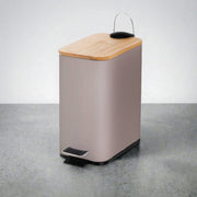 Papelera de pedal rectangular de 5 litros beige mate con tapa de bambú