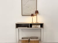 Consola auxiliar blanca de metal y madera de 75x30x80 cm